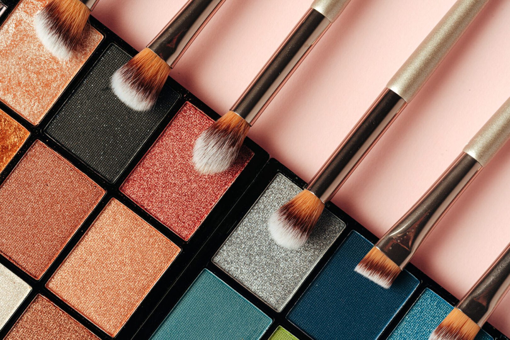 Eyeshadow palette with makeup brushes